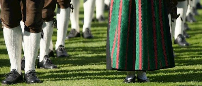 Bild enthält, Skirt, Tartan, Shoe, People, Person, Adult, Bride, Female, Woman, Man