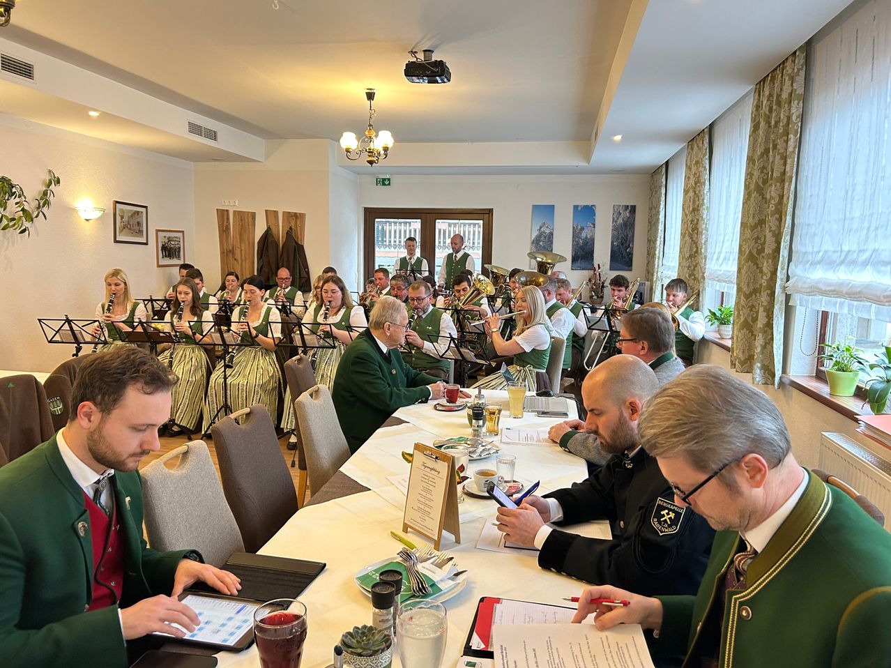 Bild enthält, Adult, Male, Man, Person, People, Indoors, Face, Head, Hall