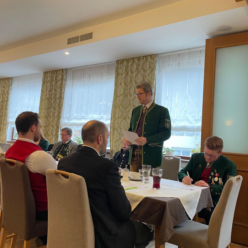 Bild enthält, Adult, Male, Man, Person, Formal Wear, Suit, Chair, Furniture, Face, Crowd