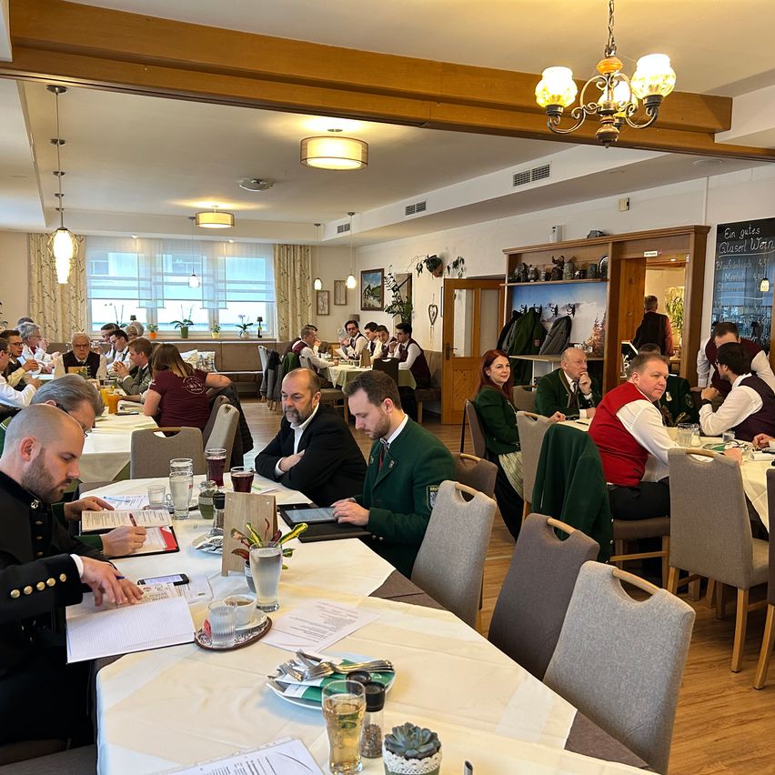 Bild enthält, Indoors, Restaurant, Adult, Male, Man, Person, Building, Hall, Chair, Suit