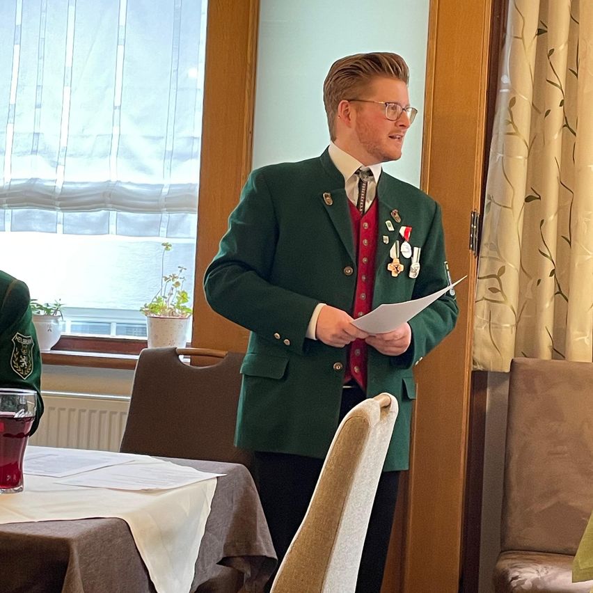 Bild enthält, Lady, Person, Military Officer, Officer, Adult, Male, Man, Coat, Head, Face