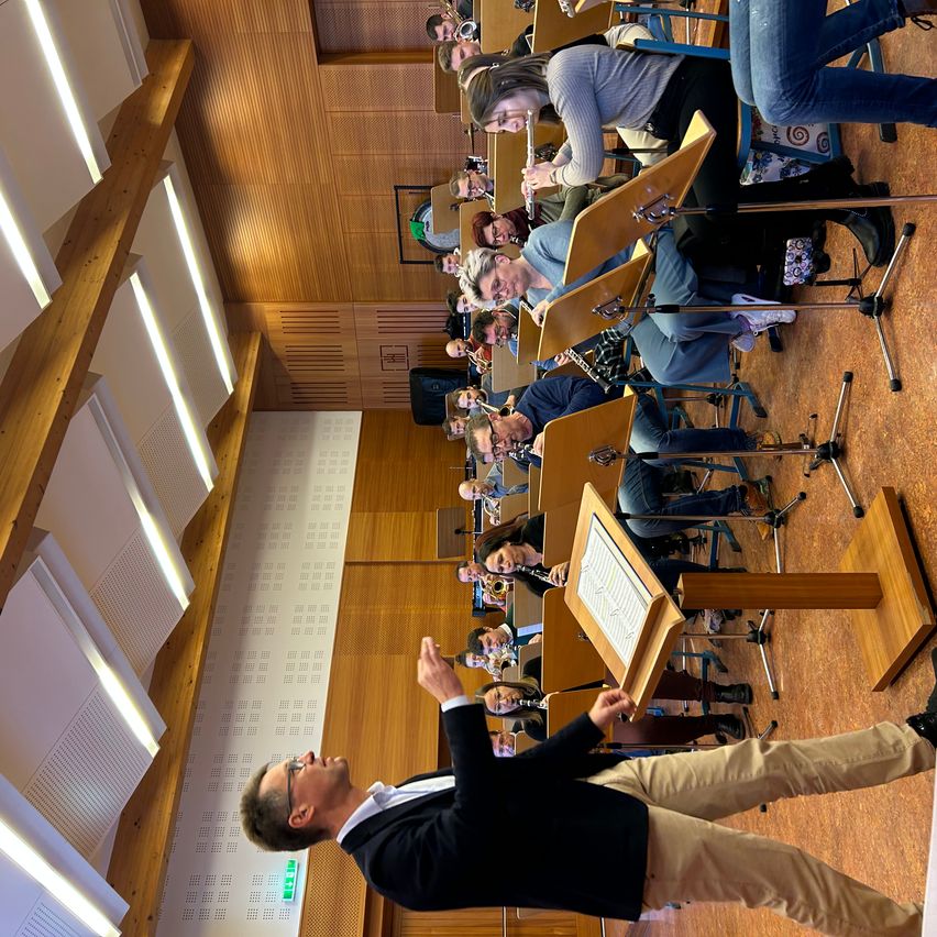 Bild enthält, Plywood, Wood, People, Person, Adult, Female, Woman, Indoors, Classroom, Flooring