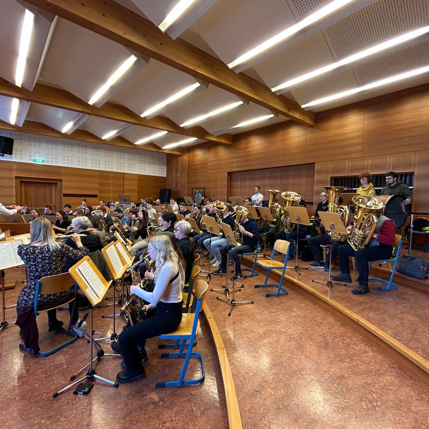 Bild enthält, People, Person, Indoors, Group Performance, Music Band, Musician, Building, Adult, Female, Woman