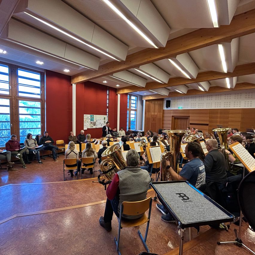 Bild enthält, People, Person, Indoors, Building, Classroom, School, Adult, Male, Man, Crowd
