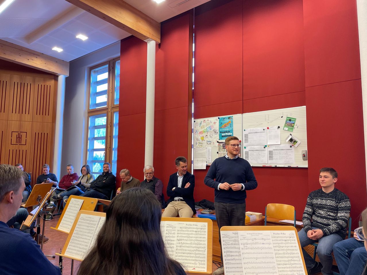 Bild enthält, People, Person, Crowd, Adult, Male, Man, Indoors, Classroom, School, Face