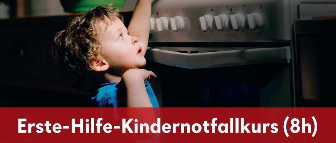 Ein Plakat für einen Erste-Hilfe-Kindernotfallkurs, mit einem Kind, das nach einem Ofen greift.