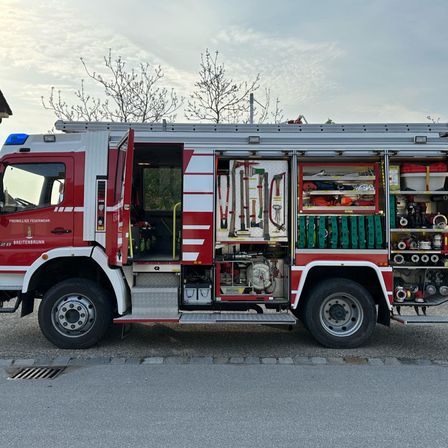 Bild enthält, Transportation, Vehicle, Truck, Machine, Wheel, Fire Truck, Fire Station