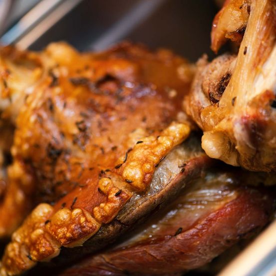 Bild enthält, Roast, Pork, Meal, Cooking, Device, Appliance, Electrical Device, Oven, Roasting, Face