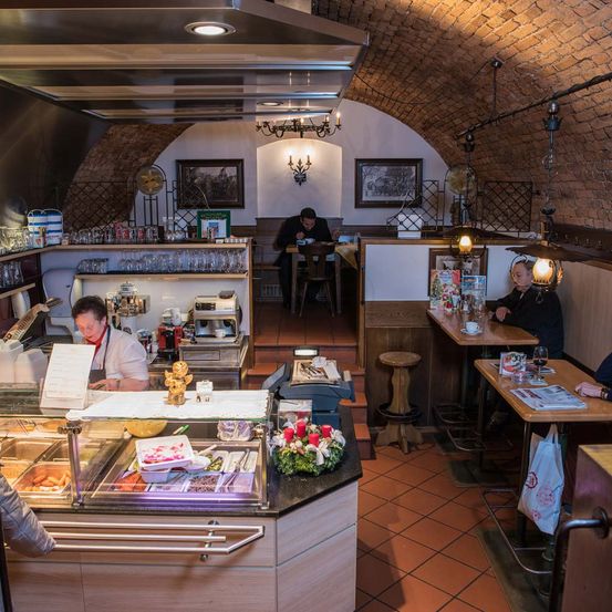 Bild enthält, Indoors, Restaurant, Cafeteria, Adult, Male, Man, Person, Cafe, Shop, Building