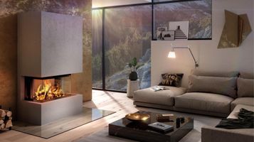 Ein modernes Wohnzimmer mit Kamin, Glaswänden, die eine Berglandschaft zeigen, einer Couch mit Kissen, einem Tisch mit Büchern und einer Lampe.