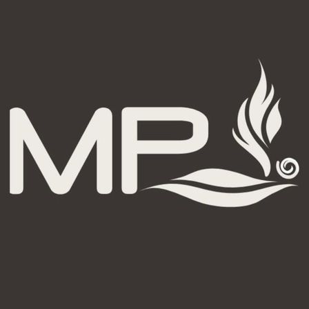 Auf einem schwarzen Hintergrund ist ein weißes MP-Logo zu sehen. Die Buchstaben MP sind fett und einfach. Das Logo hat ein flammenartiges Design auf der rechten Seite.