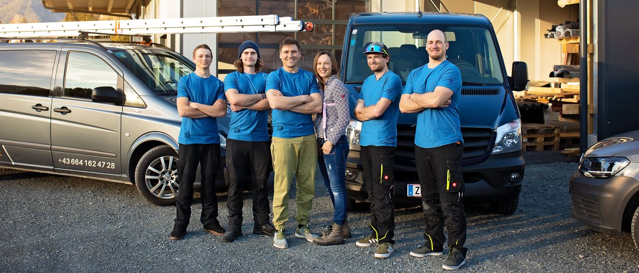 Bild enthält, Shoe, People, Person, Adult, Male, Man, Car, Hat, Alloy Wheel, Chair