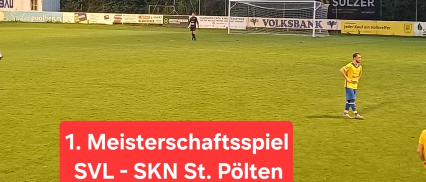 Fußballfeld mit Spielern. Der Torwart steht in der Nähe des Tores. Das Spiel ist SVL - SKN St. Pölten. Datum: 8. August 2025, Zeit: 19:30 Uhr.