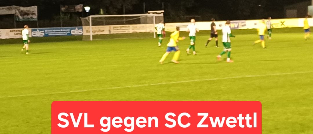 Fußballspiel auf einem Feld bei Nacht mit Spielern in gelben und grünen Uniformen. Ein rotes Schild zeigt SVL gegen SC Zwettl, Fr. 17.10.25 um 19:30 Uhr.