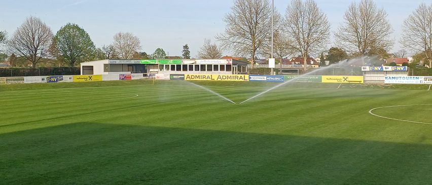 Bild enthält, Field, Grass, Plant, Person, Water, Outdoors