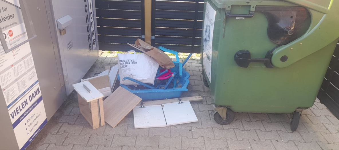 Bild enthält, Accessories, Bag, Handbag, Machine, Wheel, Box