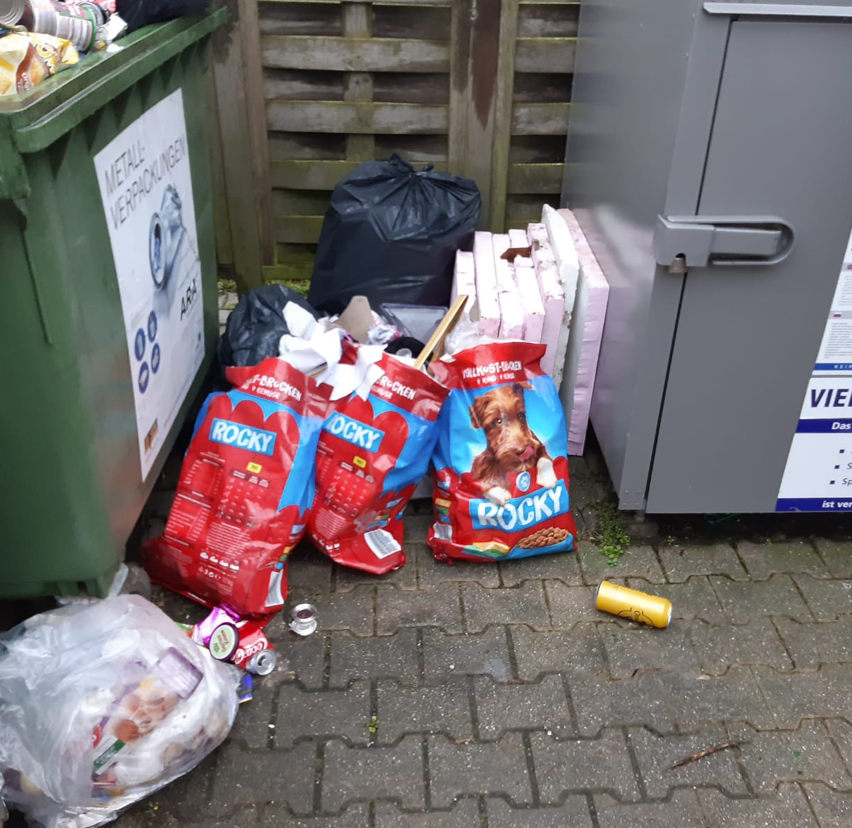 Bild enthält, Garbage, Trash, Animal, Canine, Dog, Mammal, Pet