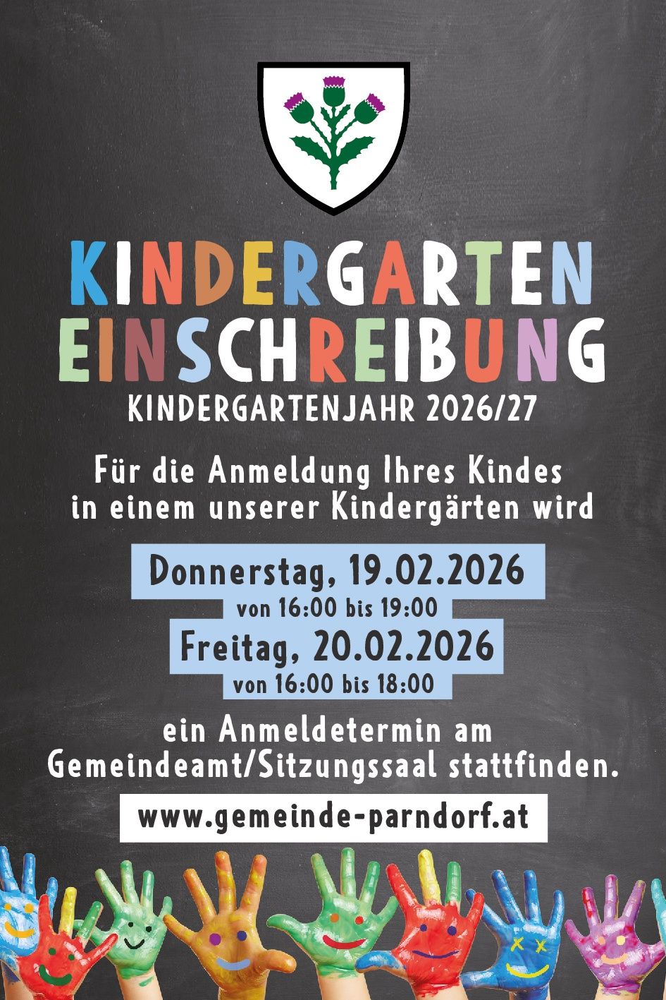 Ein Blackboard zeigt Informationen zur Kindergarteneinschreibung für das Jahr 2026/27. Anmeldetermine sind Donnerstag, 19.02.2026, von 16:00 bis 19:00, und Freitag, 20.02.2026, von 16:00 bis 18:00, im Gemeindeamt/Sitzungssaal. Besuchen Sie www.gemeinde-parndorf.at für weitere Informationen.