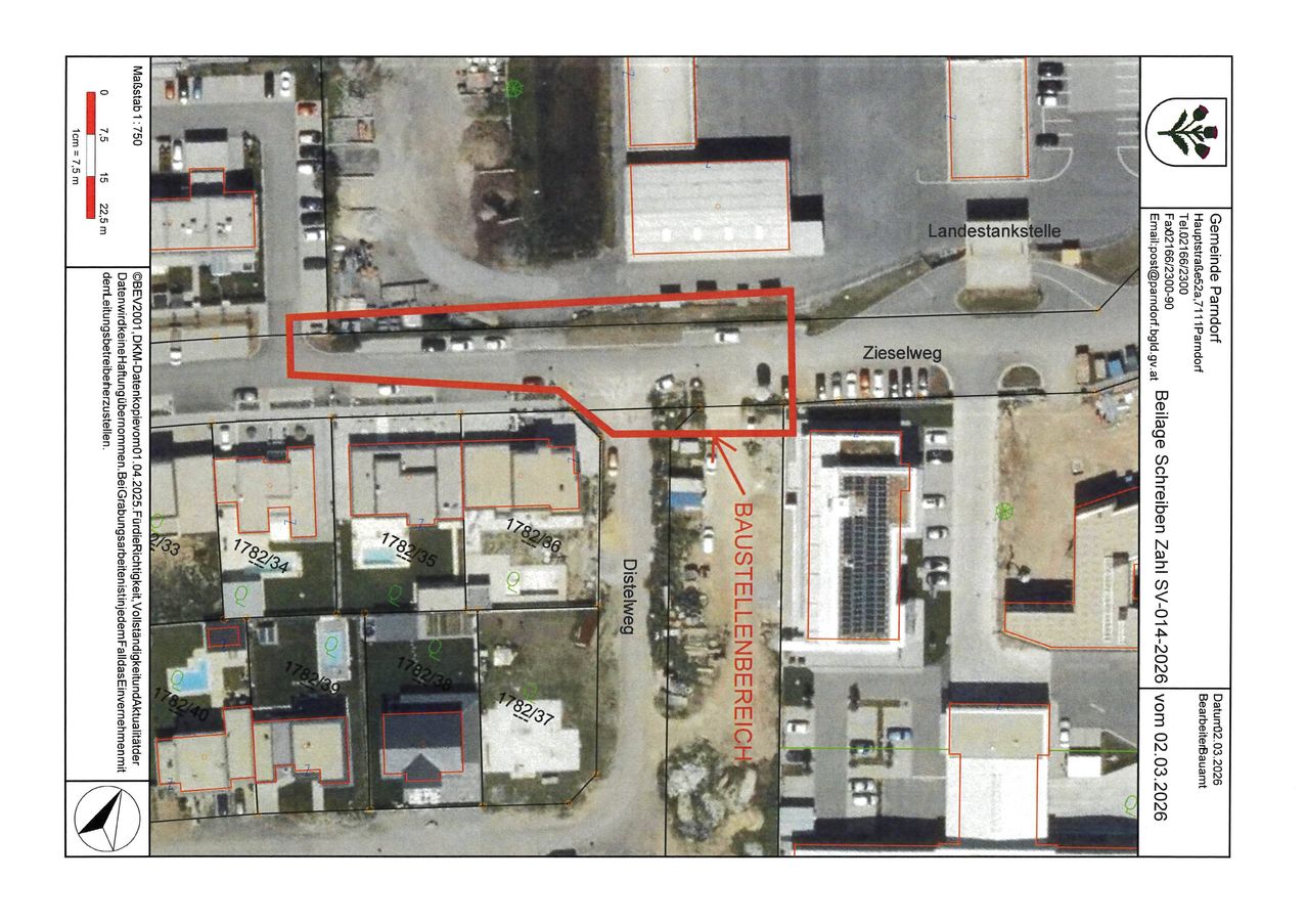 Luftaufnahme eines Wohngebiets mit hervorgehobenem Grundstück. Das Grundstück befindet sich in der Nähe mehrerer Gebäude und einer Straße.