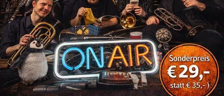 Eine Konzertankündigung für ONAIR zeigt Musiker mit Trompeten, Mikrofonen und Instrumenten. Das Event ist am Freitag, 17. April 2026, um 20:00 Uhr. Ort ist Nockstadl, Ebene Reichenau. Tickets gibt es zum regulären Preis von 35 EUR und zum Sonderpreis von 29 EUR.