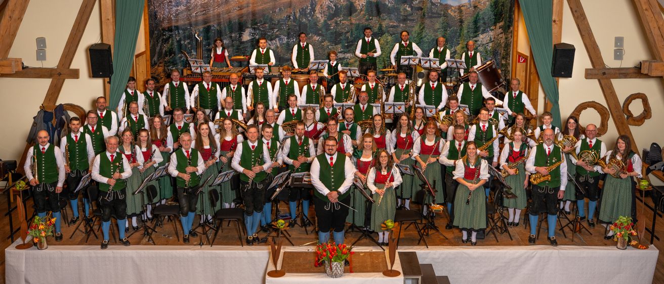 Bild enthält, People, Person, Indoors, Group Performance, Music, Musical Instrument, Musician, Performer, Music Band, Speaker