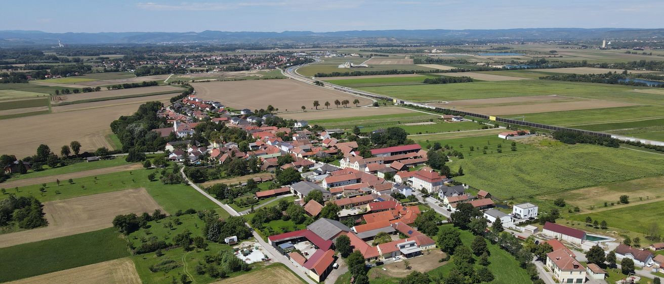 Bild enthält, Outdoors, Nature, Countryside, Architecture, Building, Rural, Aerial View, Suburb, Village, Farm