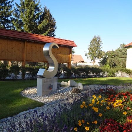 Bild enthält, Grass, Backyard, Nature, Outdoors, Yard, Park, Tree, Villa, Conifer, Lawn