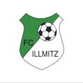 Das Logo des Fußballclubs FC Illmitz. Es zeigt einen Fußball in einem grünen Schild. Über dem Schild stehen die Buchstaben FC in Schwarz, und darunter ist der Vereinsname Illmitz in Fettschrift geschrieben.
