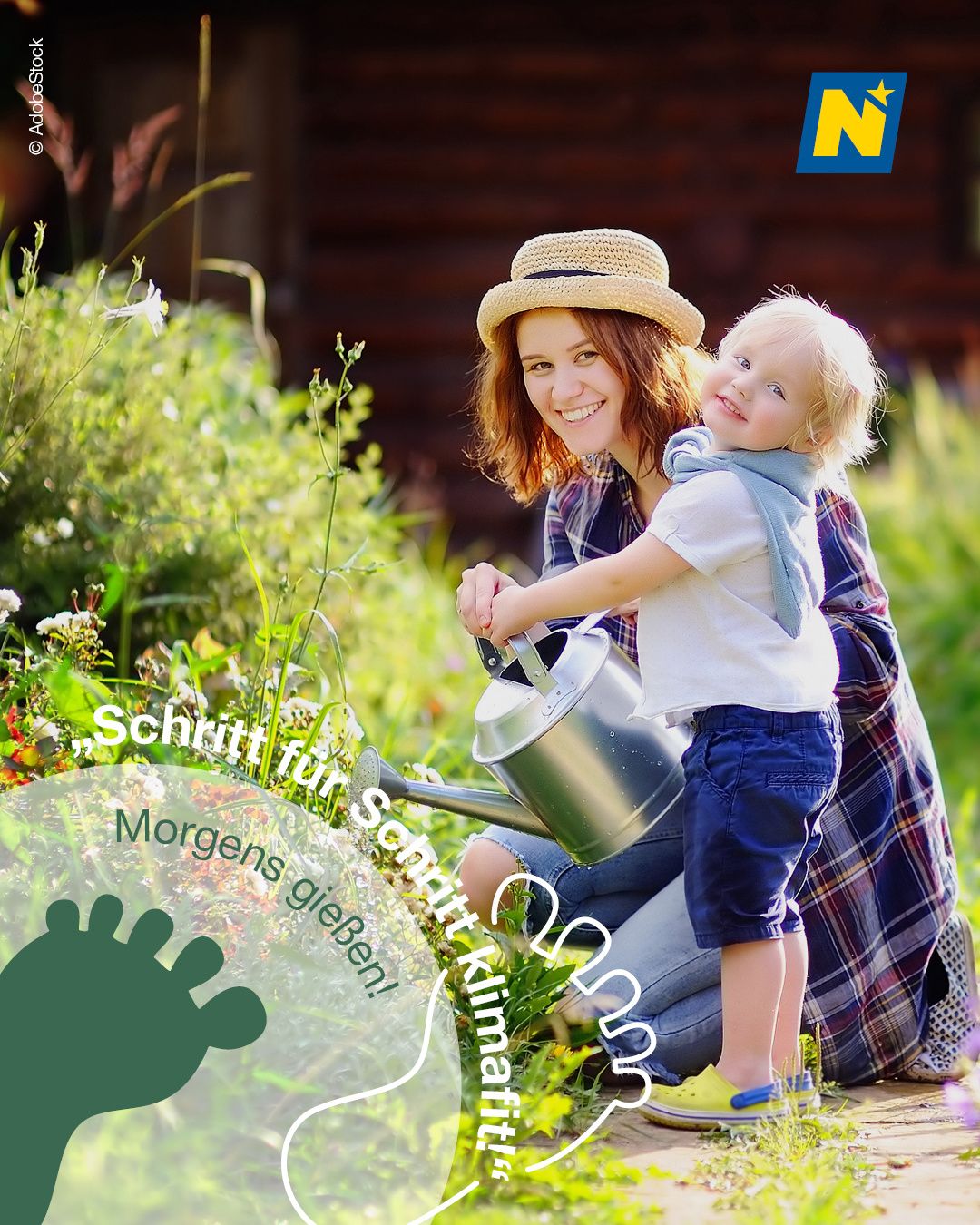 Eine Frau mit einem Baby auf dem Schoß gießt Pflanzen in einem Garten mit einer Gießkanne. Das Baby hält den Griff der Gießkanne. Die Frau trägt eine Mütze und ein kariertes Hemd.