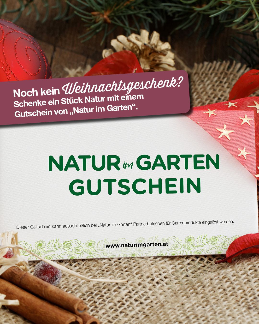 Ein Gutschein für die Natur im Garten wird gezeigt. Der Gutschein lautet: 'Noch kein Weihnachtsgeschenk? Schenken Sie ein Stück Natur mit einem Gutschein von 'Natur im Garten'. Der Gutschein hat einen roten Rand mit Sternen und einem Website-Link.