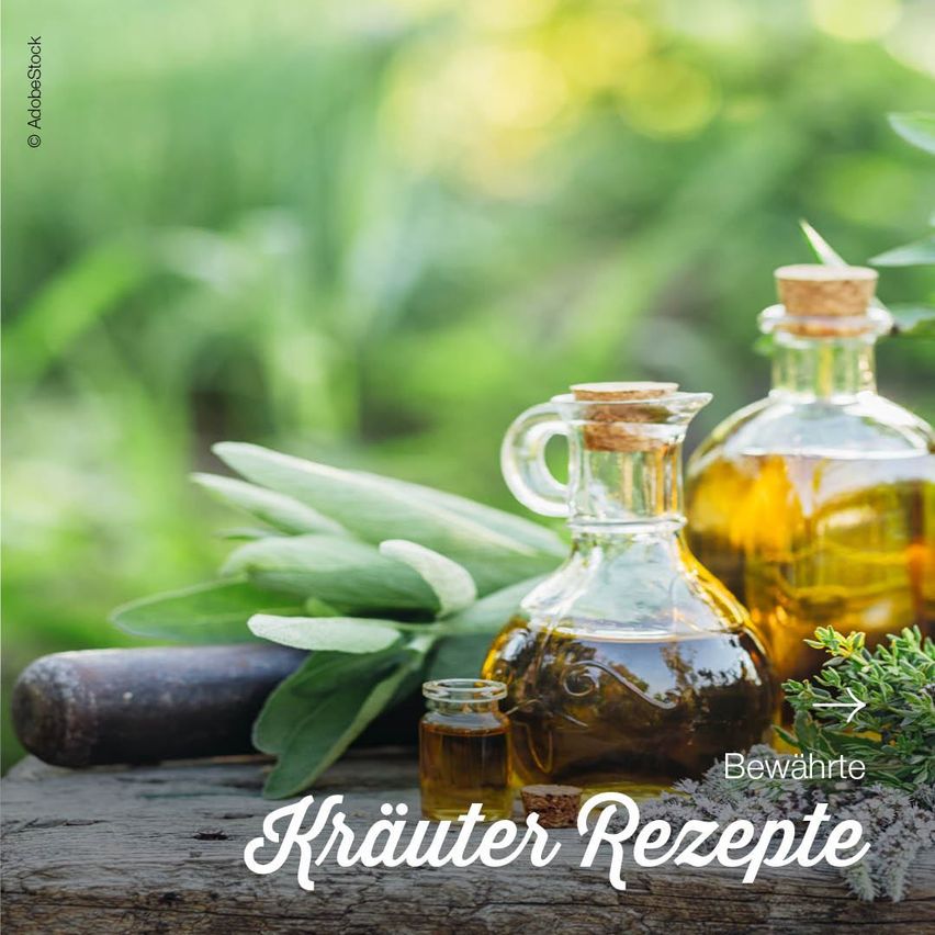 Auf einem Holztisch stehen zwei Glasflaschen mit Öl, ein kleines Glas und Kräuter. Der Text lautet 'Bewahrte Krauter Rezepte'. Der Hintergrund ist verschwommen mit Pflanzen und Licht.