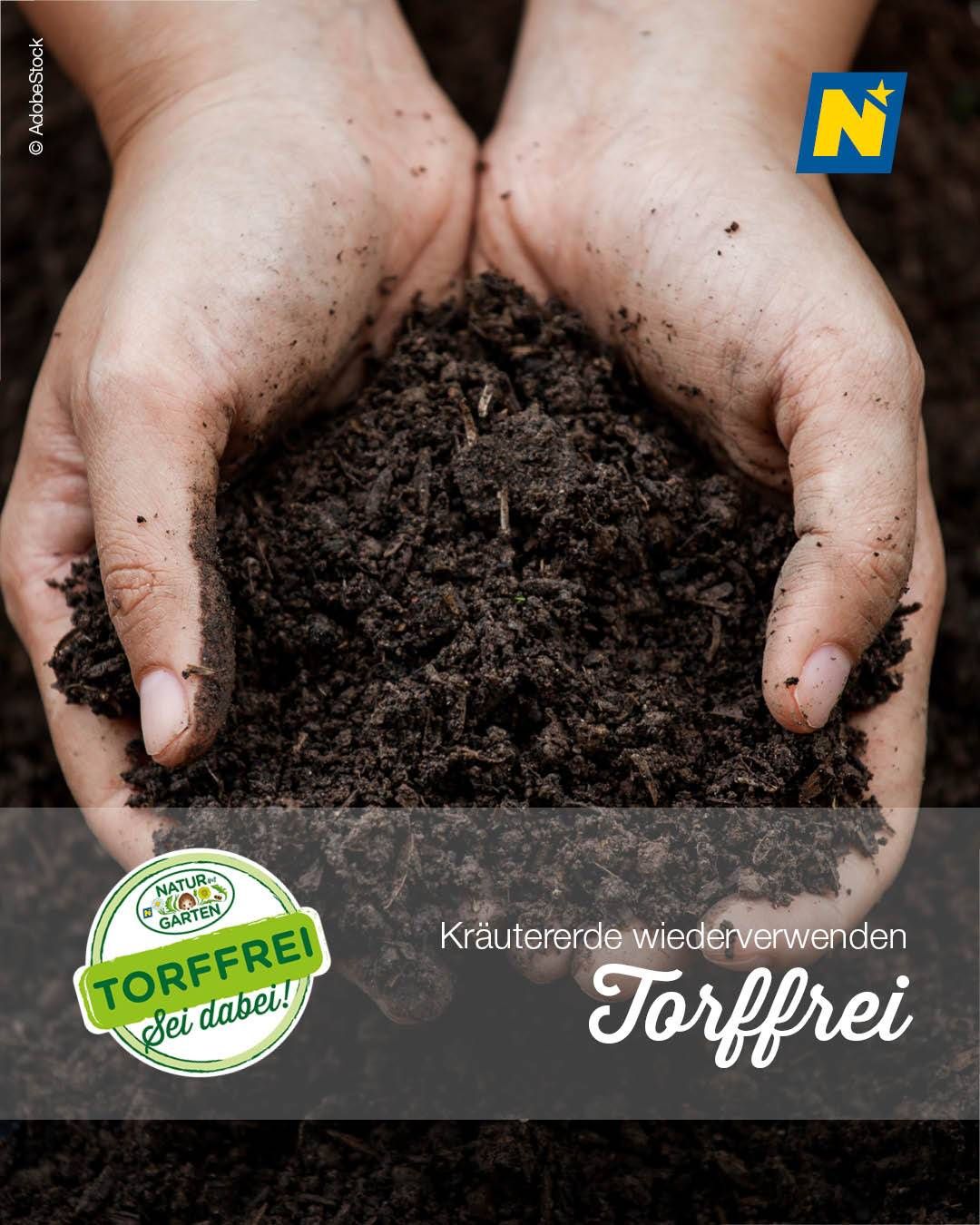 Zwei Hände halten dunkle Erde. Unten steht ein Logo mit 'TORFFREI' und 'Sei dabei!' mit der Zeile 'Kräutererde wiederverwenden'. Das Wort 'TORFFREI' ist weiß auf dunklem Hintergrund hervorgehoben.