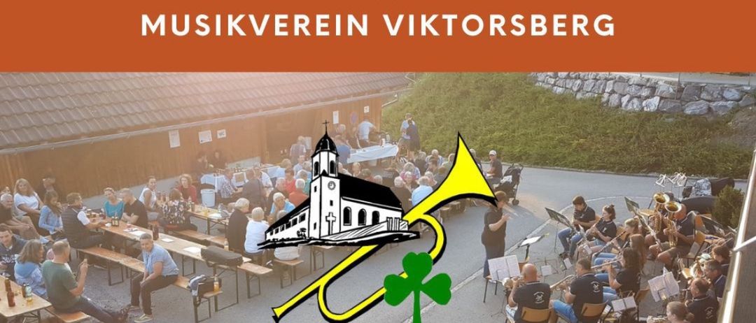 Ein musikalisches Treffen in Viktorsberg mit einer Kirche im Hintergrund. Menschen sitzen an Tischen, und Musiker spielen mit Trompeten und anderen Instrumenten.