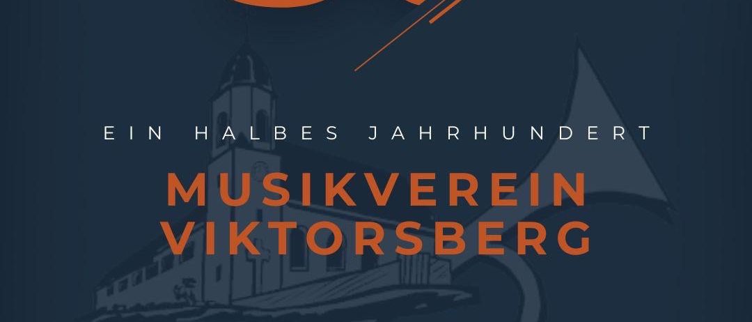 Ein Plakat für das Jubiläum einer Musikvereinigung. Der Hintergrund ist blau mit der Nummer 50 in Orange. Darunter befindet sich eine Silhouette eines Gebäudes mit Turm. Der Text lautet 'Ein halbes Jahrhundert Musikverein Viktorsberg'. Die Daten '06-07 Juni 2026' und 'Save the Date' sind angegeben.