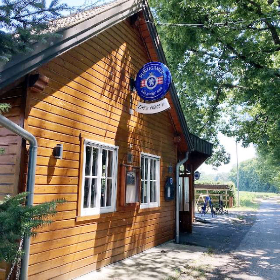 Bild enthält, Housing, Stained Wood, Wood, House, Outdoors, Shelter, Person, Cabin, City, Plant