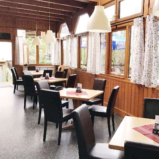 Bild enthält, Indoors, Restaurant, Cafeteria, Cafe, Dining Room, Dining Table, Furniture, Interior Design, Lounge, Chair