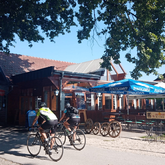 Bild enthält, Neighborhood, Machine, Wheel, Shelter, Person, Bicycle, Vehicle, Helmet, Spoke, Cycling