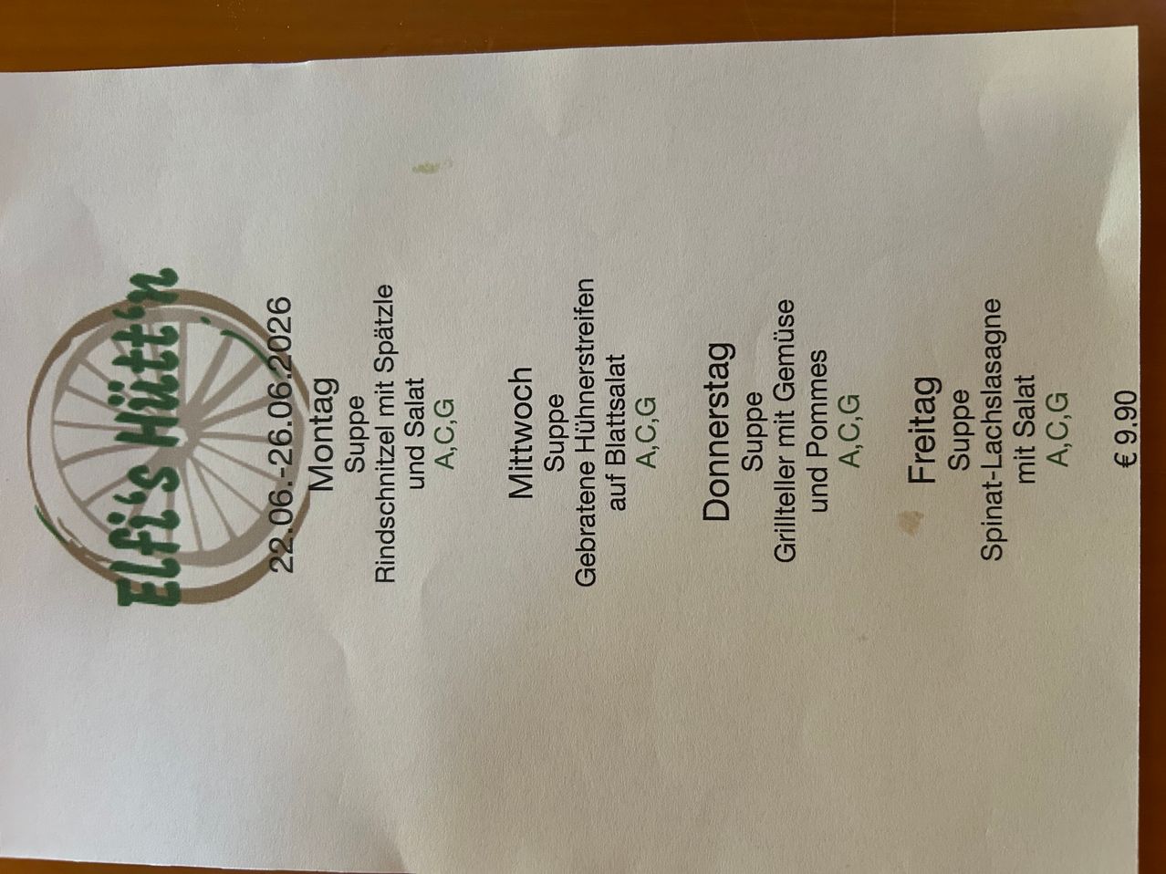 Ein Menü von einem Restaurant für den 22. Juni 2026, mit Gerichten wie 'Rindfleischsalat' und 'Suppe mit Salat'. Das Menü listet auch 'Mittwoch', 'Donnerstag', 'Grillter Genuss' und 'Suppe mit Pommes' auf.