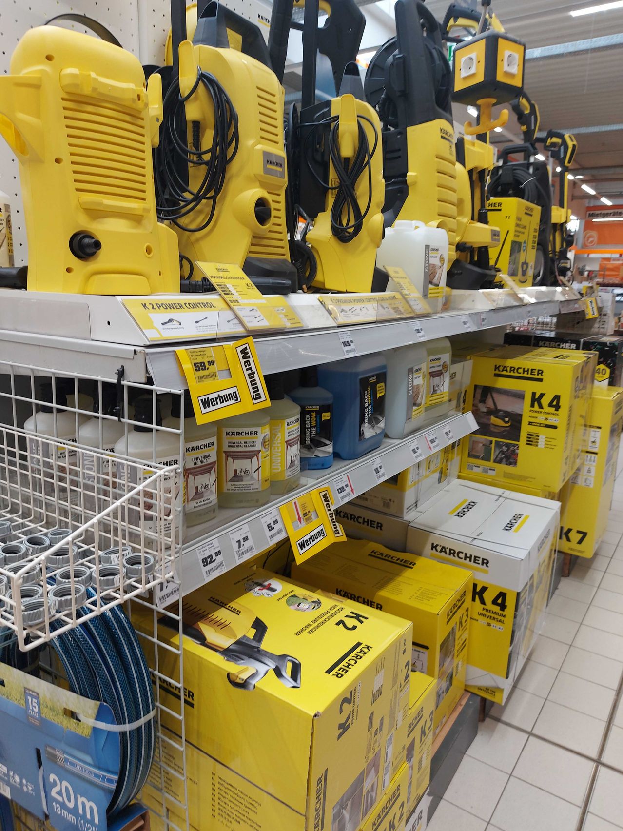 Bild enthält, Indoors, Bulldozer, Machine, Shop