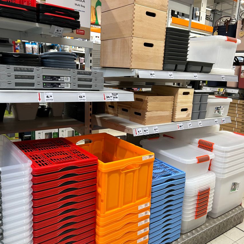 Bild enthält, Child, Female, Girl, Person, Box, Architecture, Building, Indoors, Shop