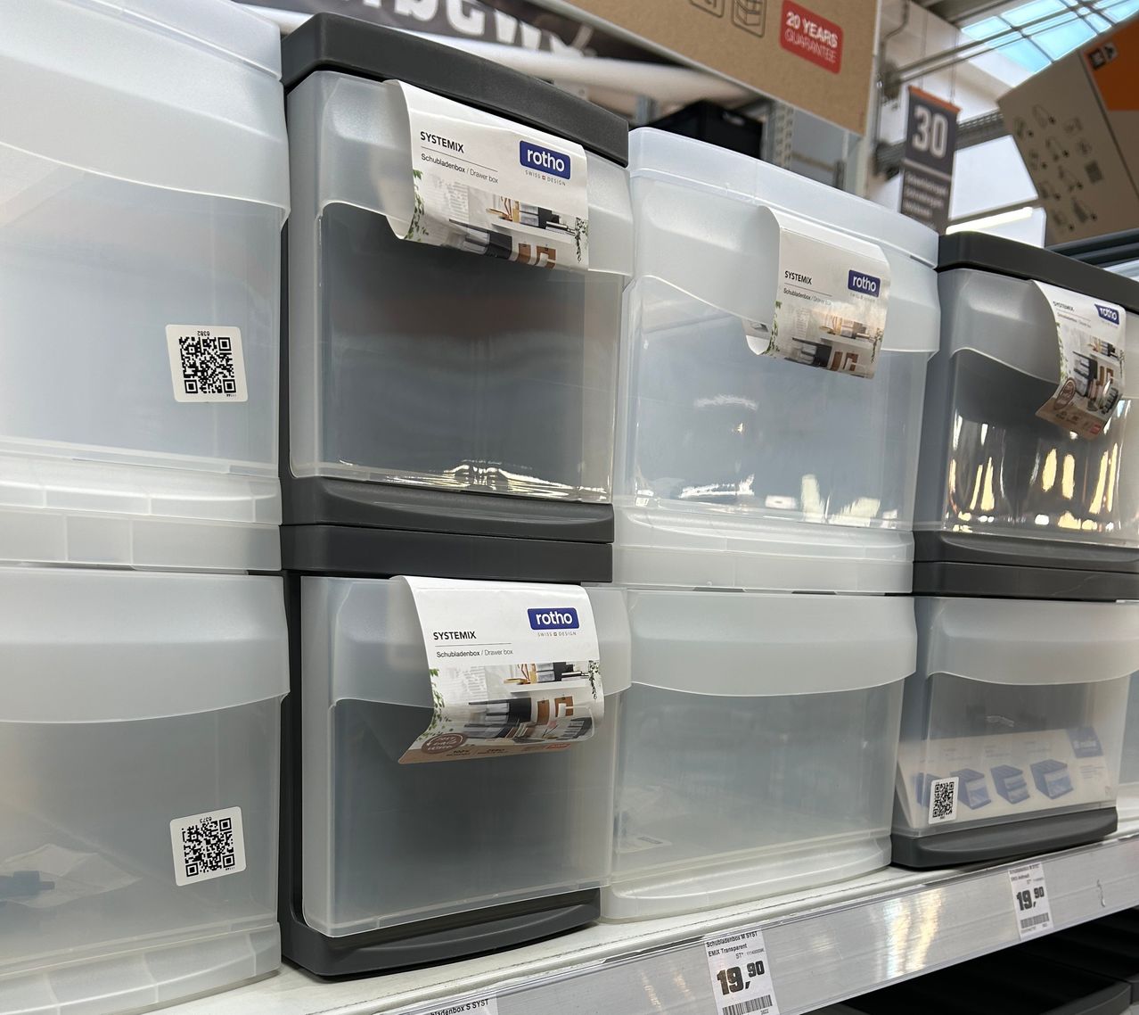 Bild enthält, QR Code, Device, Electrical Device, Appliance, Refrigerator