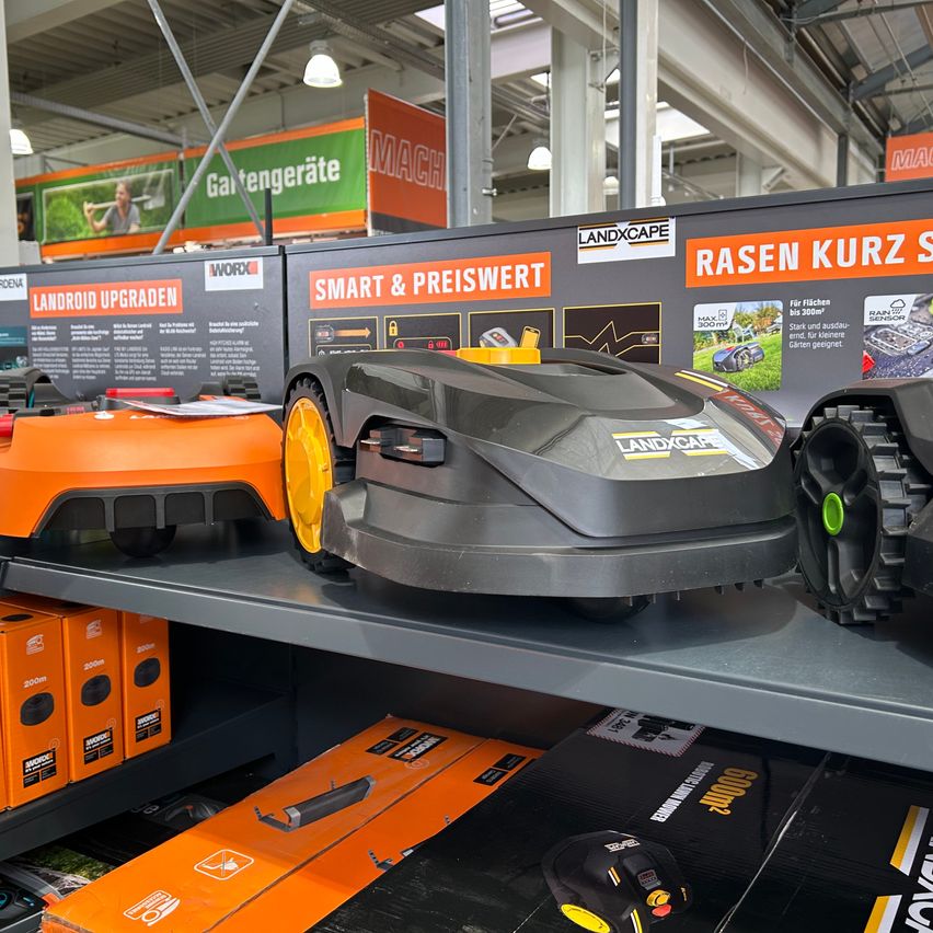 Bild enthält, Grass, Plant, Lawn, Machine, Wheel, Person, Device, Indoors, Lawn Mower, Shop