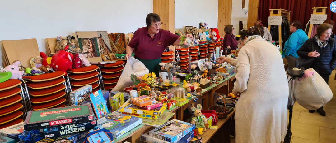 Bild enthält, Adult, Female, Person, Woman, Market, Indoors, Shop, Bazaar, Shopping, Face