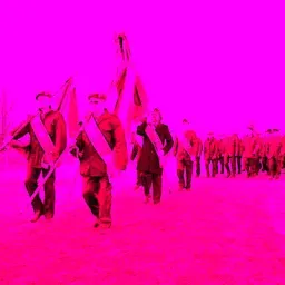 Eine Gruppe von Personen in roten Gewändern marschiert mit Fahnen vor einem rosa Hintergrund.