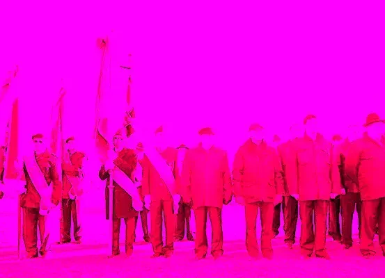 Eine Gruppe von Menschen in roten Uniformen steht in einer Reihe und hält Fahnen unter einem rosa Himmel.