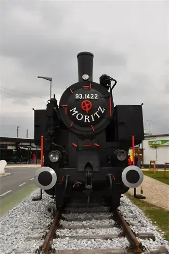 Eine alte schwarze Dampflokomotive namens Moritz mit der Nummer 93.1422 steht auf einem Bahngleis zur Schau.
