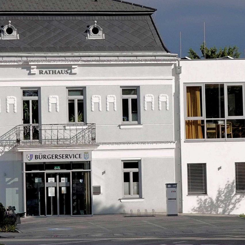 Bild enthält, City, Office Building, Car, Housing, Urban, House, Chair