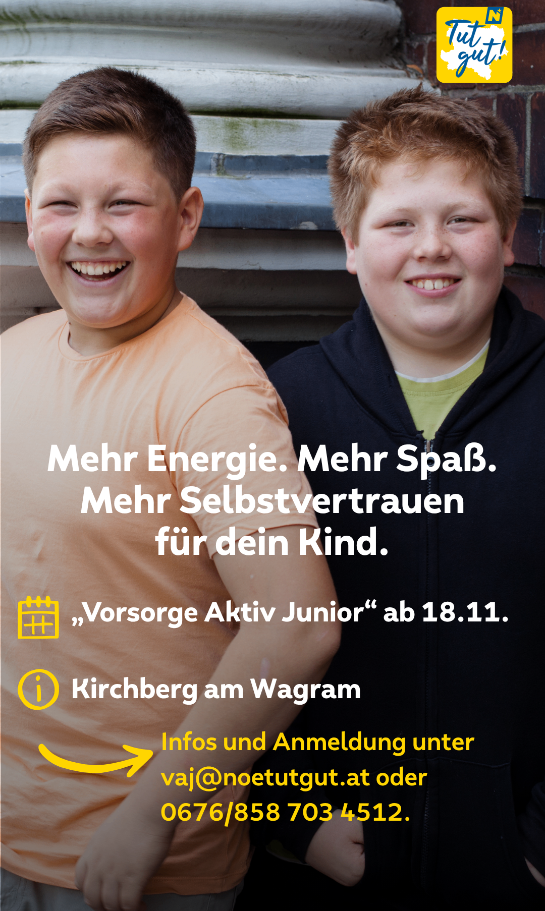 Zwei junge Jungen lächeln, einer in einem orangefarbenen T-Shirt und der andere in einer schwarzen Kapuzenjacke. Ein Textüberlagerung lautet 'Mehr Energie, mehr Spaß, mehr Selbstvertrauen für dein Kind.' Unten steht 'Vorsorge Aktiv Junior' ab 18.11. in Kirchberg am Wagram.