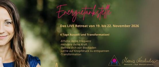 Eine lächelnde Frau mit langen Haaren steht in einem Wald und wirbt für ein Energie-Lifestyle-Retreat vom 19. bis 22. November 2026. Das Poster betont vier Tage der Entspannung und Transformation mit Aktivitäten zur Erhöhung der Frequenz, Aktivierung der Energie und Befreiung von Blockaden.