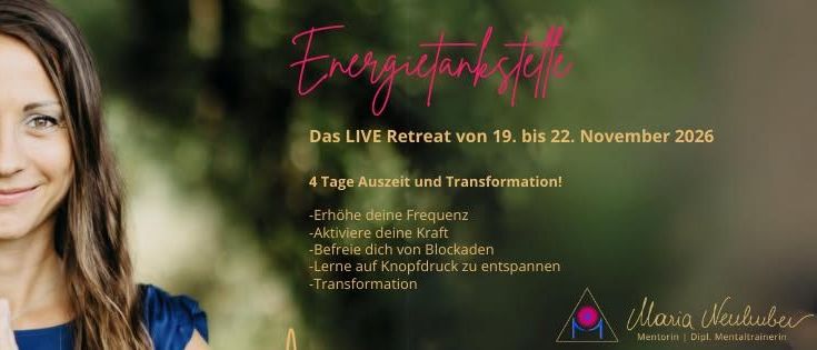 Eine lächelnde Frau mit langen Haaren steht in einem Wald und wirbt für ein Energie-Lifestyle-Retreat vom 19. bis 22. November 2026. Das Poster betont vier Tage der Entspannung und Transformation mit Aktivitäten zur Erhöhung der Frequenz, Aktivierung der Energie und Befreiung von Blockaden.